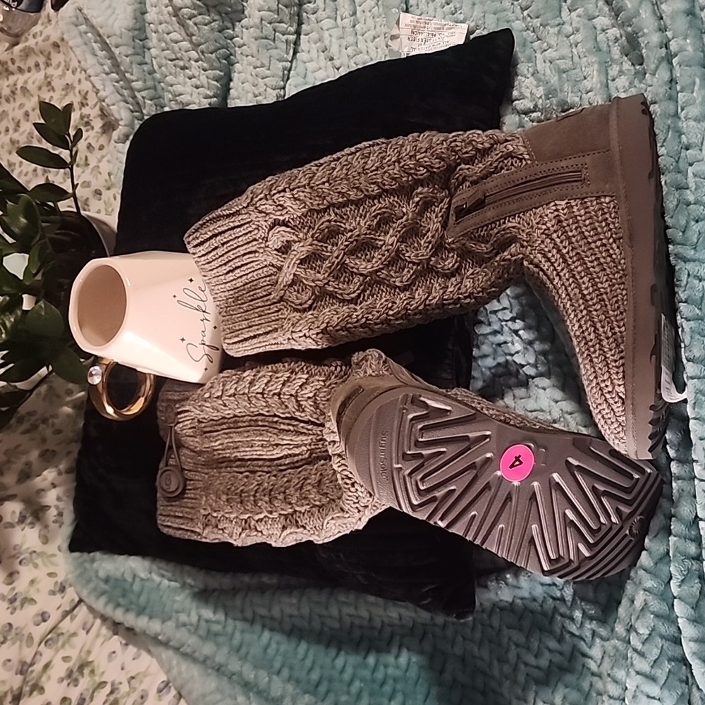 UGG Boots Big Girl Size 4 Gray Sweater Knit with buttons Zipper fur toes inside